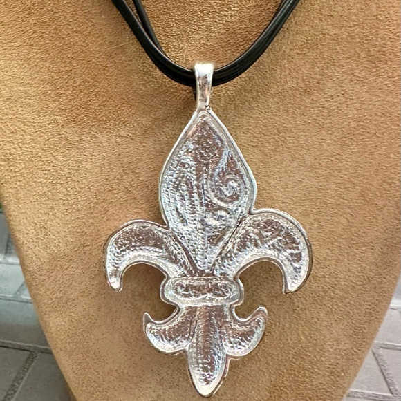 Silver “Fleur de lis” pendant necklace - Picture 4 of 6